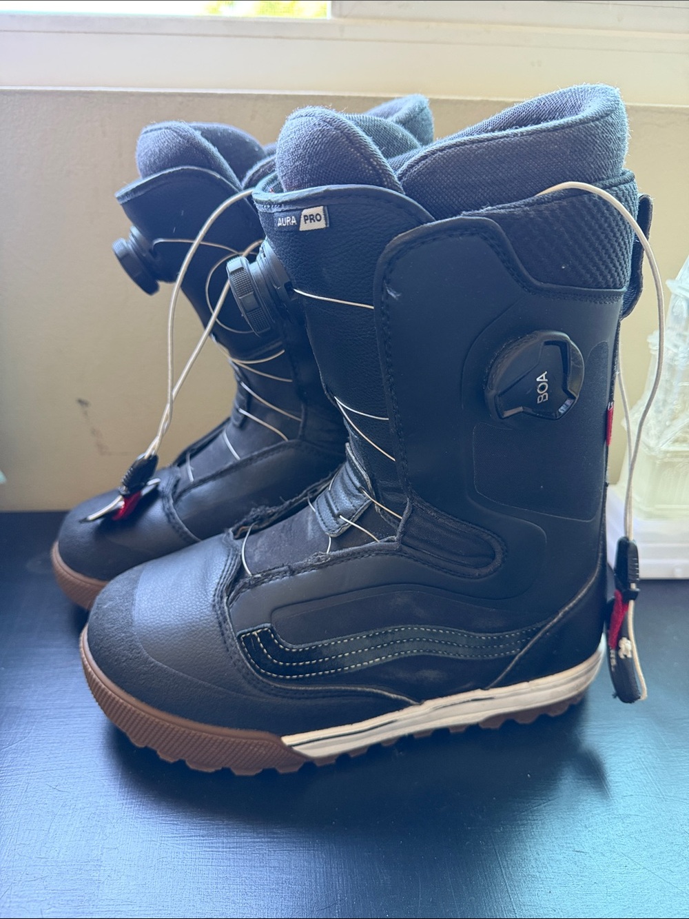 Vans aura pro Snowboard Boots with Brown Sole men’s size 9